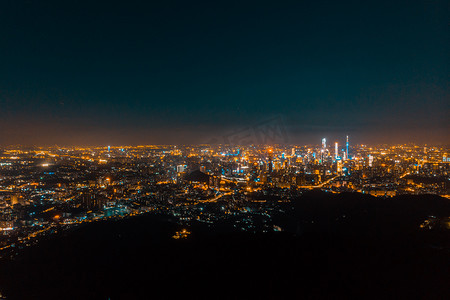 山顶俯瞰城市夜景摄影图