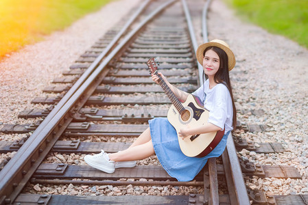 年货节女装摄影照片_弹吉他的女孩