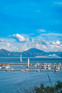 夏日晴天摄影照片_晴天夏日出游大海海景摄影图配图