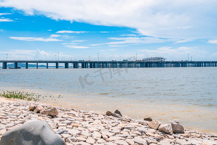 夏日晴天海岸海景风光摄影图配图