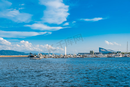 夏日晴天摄影照片_海景蓝天风光夏日出游摄影图配图