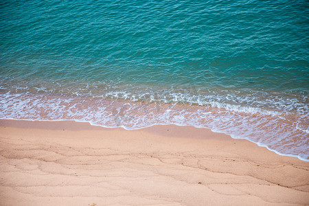 风吹摄影照片_海边夏天海浪沙滩风吹海浪摄影图配图