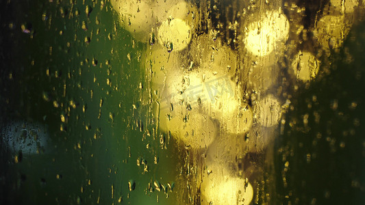 萤火虫玻璃瓶摄影照片_唯美玻璃上水滴虚化光斑