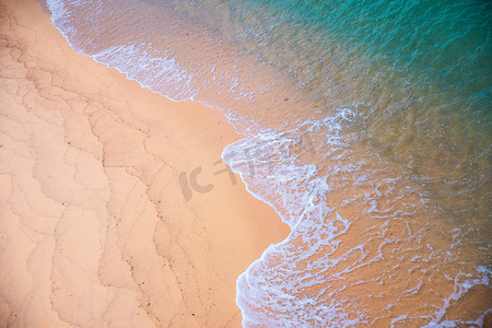 沙滩导路牌摄影照片_海边夏天沙滩海边冲刷摄影图配图