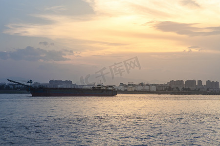 夕阳下得货船夕阳货船海面无摄影图配图