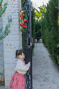 清新格子摄影照片_圣诞节女孩下午儿童花园推门摄影图配图