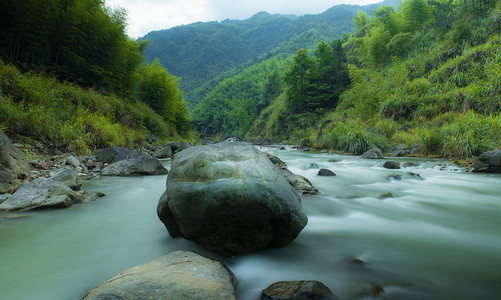 风景瀑布摄影照片_大山里的溪水下午溪水山里无摄影图配图