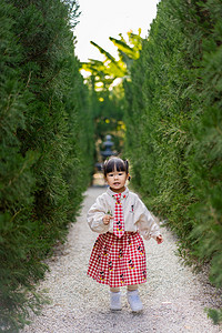 圣诞节女孩下午儿童花园奔跑摄影图配图