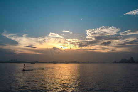 夕阳河面倒影日落河水摄影图配图