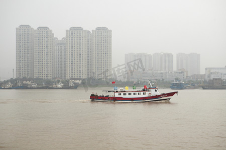 海上渔船早上渔船海面无摄影图配图