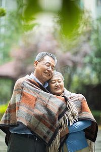 老年生活白天一对老夫妇户外拥抱摄影图配图