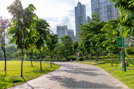 写字楼背景摄影照片_城市下午公园小道背景摄影图配图