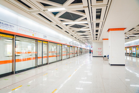 站台摄影照片_武汉城市建筑室内建筑地铁站站台俯拍摄影图配图