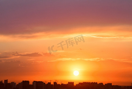 唯美摄影照片_城市傍晚夕阳西下唯美摄影图摄影图配图