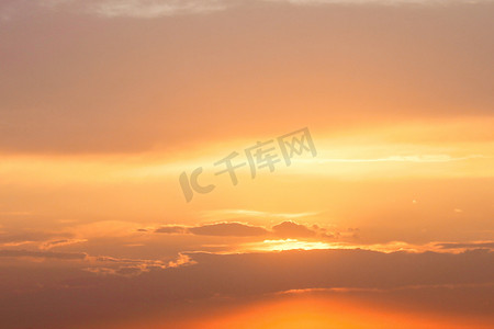 云朵摄影照片_美丽的夕阳落日场景摄影配图摄影图配图