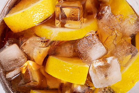 酸柠檬摄影照片_柠檬可乐冰块夏日冷饮摄影图配图