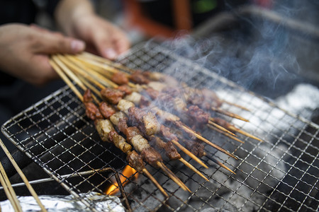 烤羊肉晚上烤羊肉烧烤摊烤羊肉摄影图配图