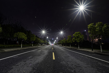 马路晚上路灯马路走路摄影图配图