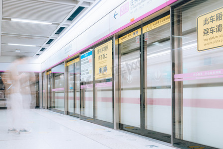 站台摄影照片_武汉城市地铁室内交通地铁站慢门摄影图配图
