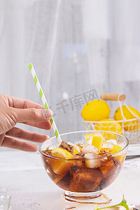 酸柠檬摄影照片_可乐冰块柠檬水夏日冷饮摄影图配图