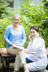 给老人指路摄影照片_老人健康白天老年人和女医生户外听诊摄影图配图