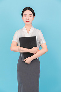 商务美女白天职业女孩办公室抱着文件夹摄影图配图