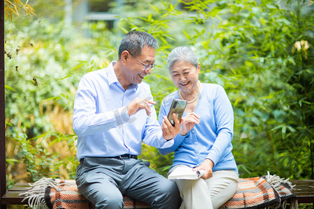 老中医给老人号脉摄影照片_老年生活白天老夫妻户外打电话摄影图配图