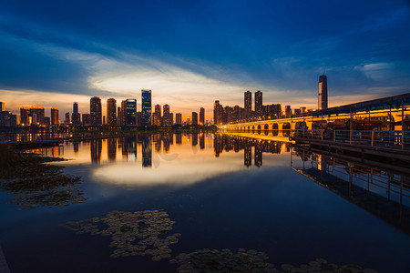武汉城市地标日落建筑沙湖大桥俯拍摄影图配图