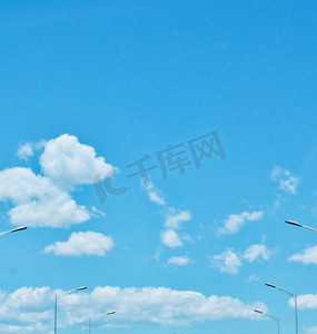 天空围栏摄影照片_晴空万里的蓝天白云摄影配图摄影图配图