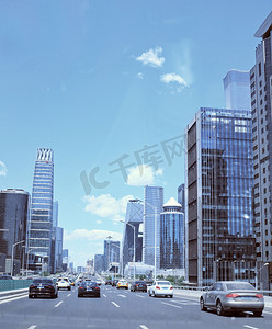 汽车都市摄影照片_北京繁华都市建筑和车流实景实拍摄影图配图