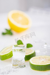 酸柠檬摄影照片_冰块青柠夏日冷饮素材摄影图配图
