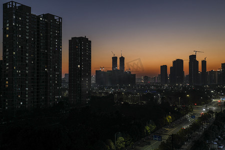 金色建筑杭州摄影照片_余辉傍晚建筑城市落日摄影图配图