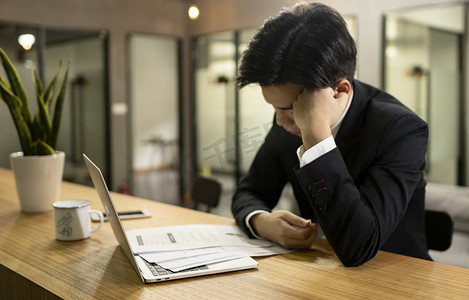 商业人物男摄影照片_商务办公白领加班摄影图