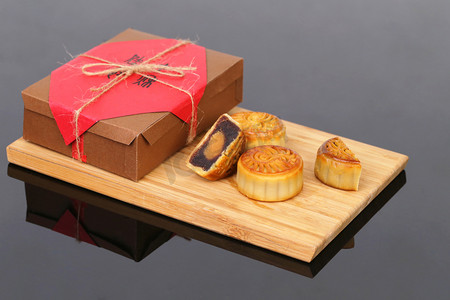 中秋节传统月饼礼盒摄影图
