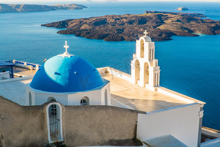 海边摄影照片_希腊圣托里尼蓝白教堂摄影图