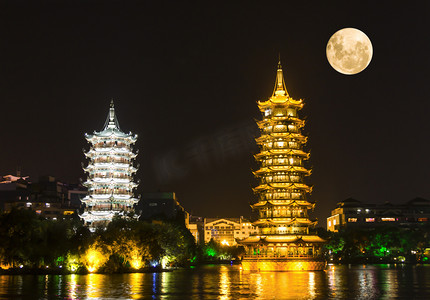 月圆搞笑摄影照片_桂林日月双塔十五月亮摄影图