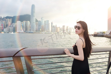 摄影照片_香港维多利亚港的女孩