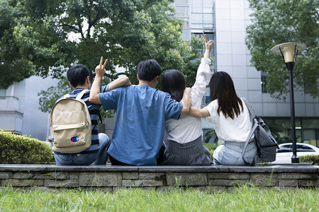 重温同学会摄影照片_同学校园合影摄影图