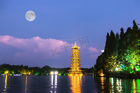 月圆搞笑摄影照片_桂林日月双塔之金塔月亮摄影图
