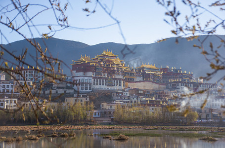 云南松赞林寺寺庙景观摄影图