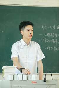 棕发男生摄影照片_培训学习学生讲台演讲摄影图配图