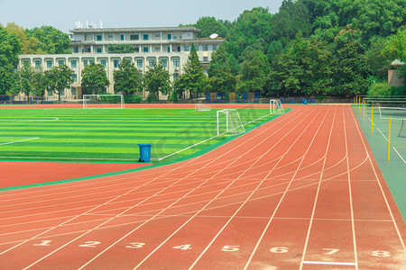 亲子运动会海报摄影照片_学校的运动场足球场摄影图