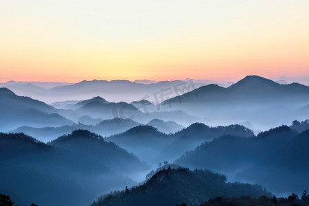 山峰云海摄影图