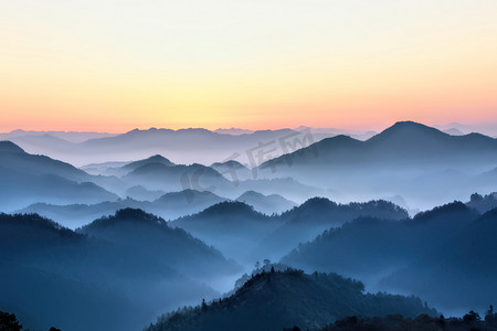 水墨印章摄影照片_山峰云海摄影图