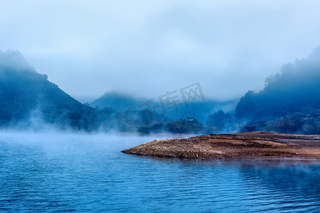 渐起的湖水面摄影照片_水面和树木摄影图