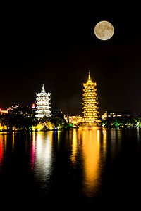 桂林日月双塔中秋圆月摄影图