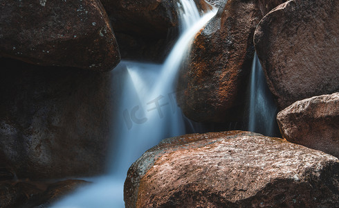 风景瀑布摄影照片_岩石上的溪水早上水山里无摄影图配图