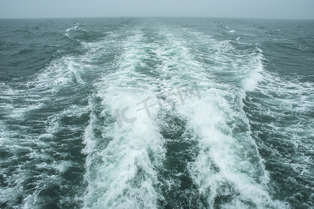 水花摄影照片_大海海水浪花早上海水海洋无摄影图配图