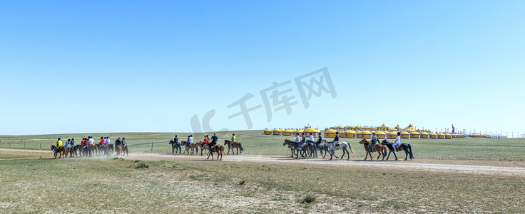 草原骑马上午马群夏季素材摄影图配图