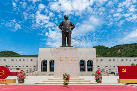 上午摄影照片_人物雕像图上午人物雕像室外摄影摄影图配图